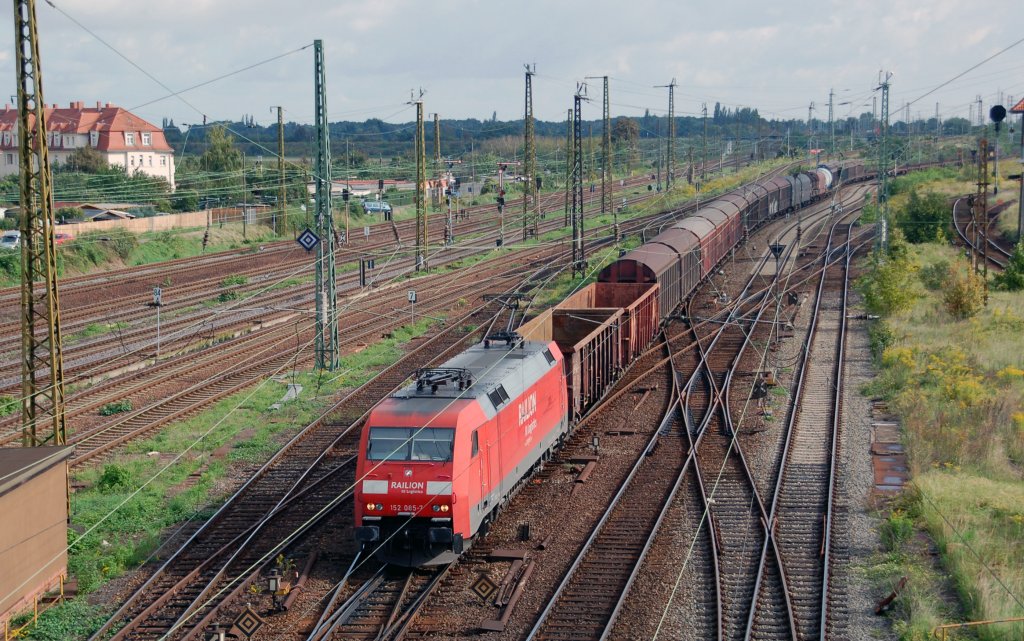152 085 zieht am 18.09.10 aus Richtung Bitterfeld/Magdeburg kommend einen gemischten Gterzug in den Rbf Halle(S).