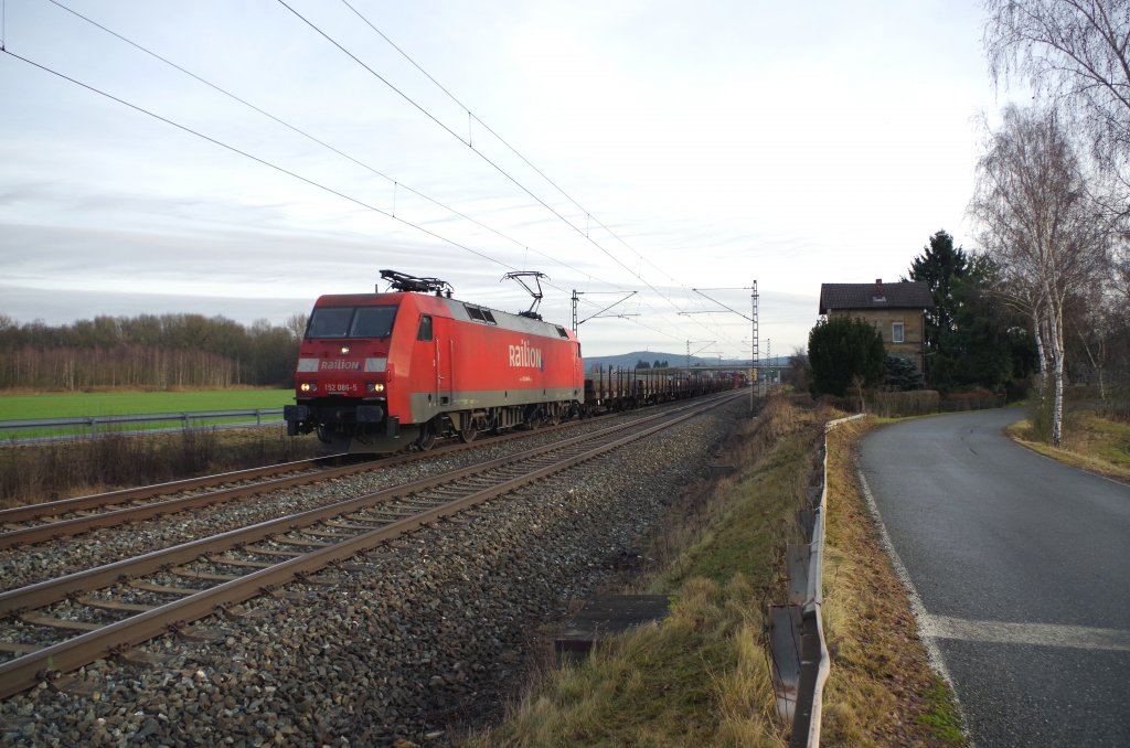 152 086 mit gemischten Gterzug am 24.12.2012 bei Oberlangenstadt. 