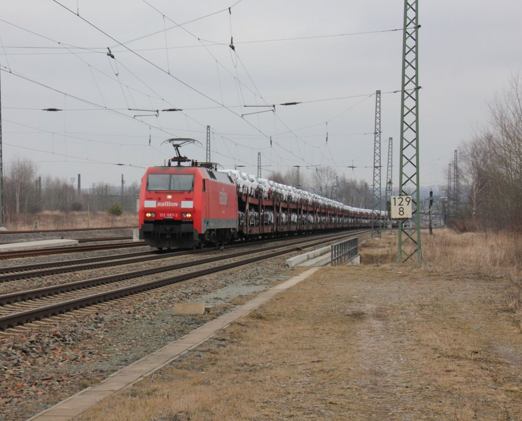 152 087 mit einen Autozug am Haken verlsst am 01.03.2012 den Zwickauer Hauptbahnhof.