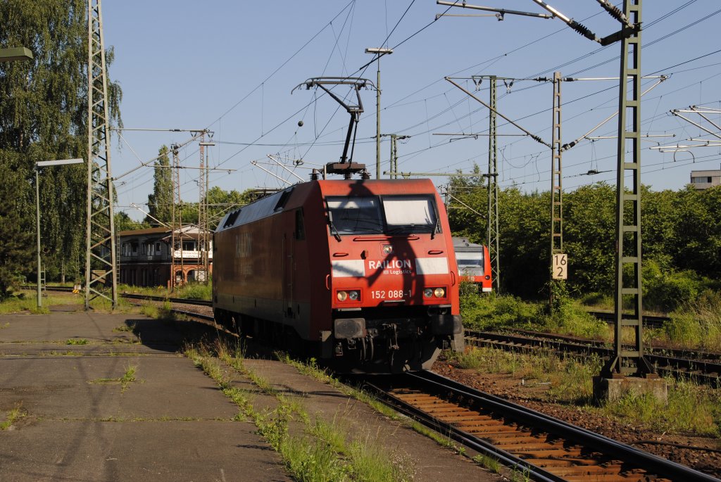 152 088-1, am 17.06.2010 in Lehrte. Leider hat die Lok den Schatten von den Oberleitungsmast auf der Front.