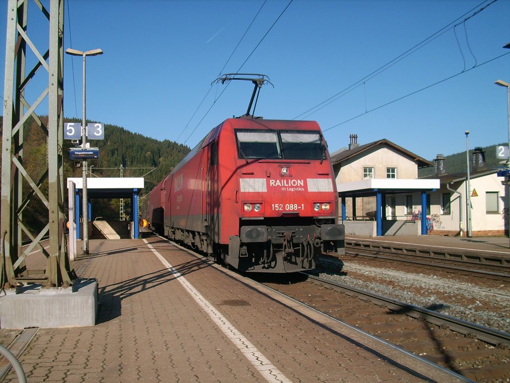 152 088-1 Railion durchfhrt am 22.10.2011 mit einem gemischten Gterzug den Bahnhof Ludwigsstadt auf der Frankenwaldbahn.
