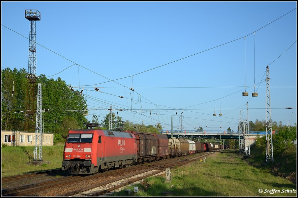 152 088 bei der Einfahrt in den Rostocker seehafen am 07.05.2011. Aufgenommen Hp Dierkow