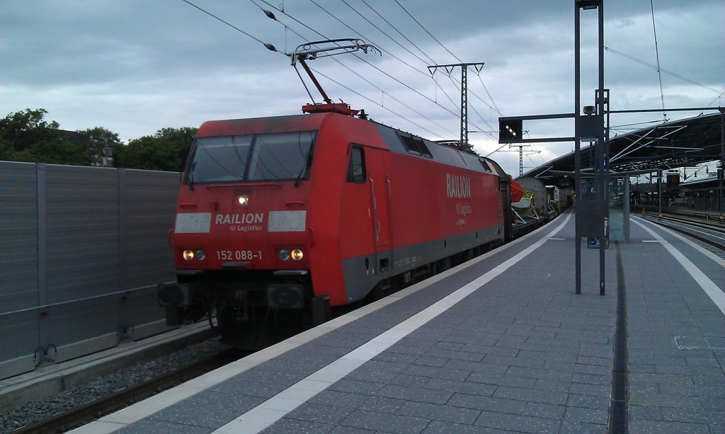 152 088 mit einem Claas Mhdrescher / Mhdrescherzubehr Zug am 07.06.2012 in Erfurt Hbf. 