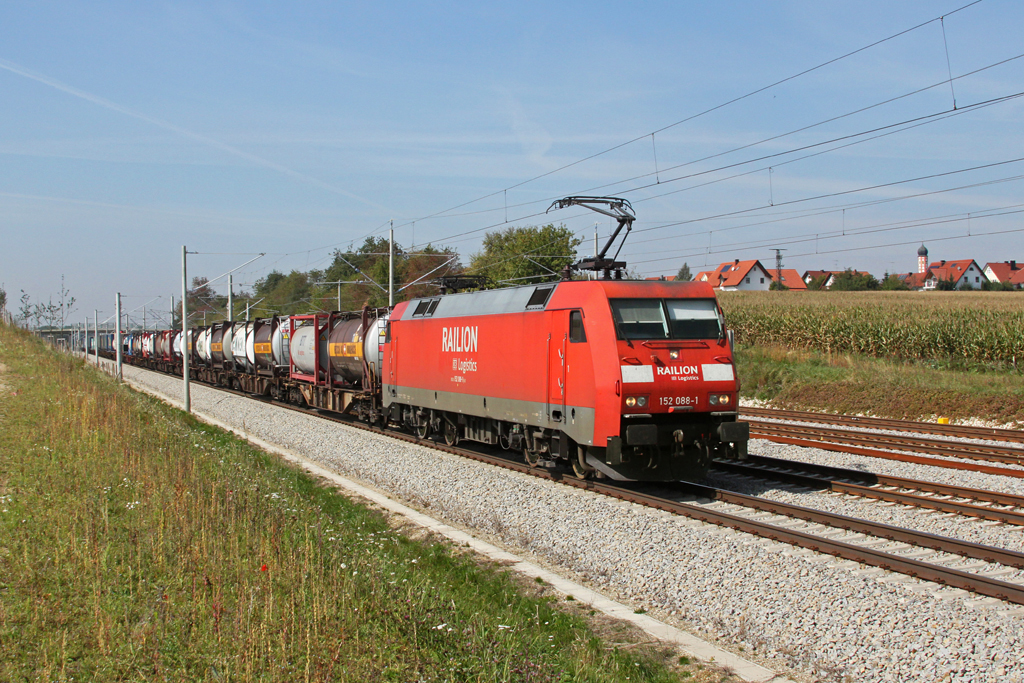 152 088 mit einem Gterzug am 24.09.2011 bei Hattenhofen.
