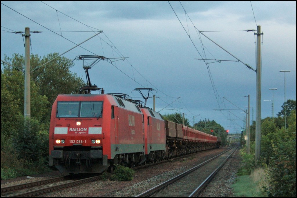152 088 und eine Schwestermaschiene bespannten am 30.08.2010 eine Kieszug nach Regensburg. (K�fering)