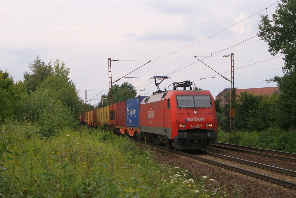 152 089-9 mit einem Containerzug in Hannover-Limmer am 28.07.2011