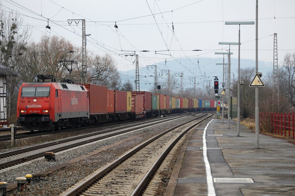 152 089-9 mit einem Containerzug am 27.01.2012 in Kreiensen