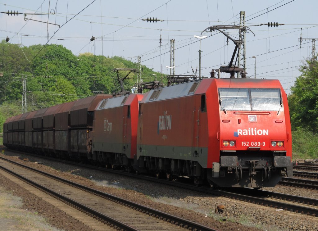 152 089-9 mit Schwestermaschiene am 21.4.2011 in K�ln West.
