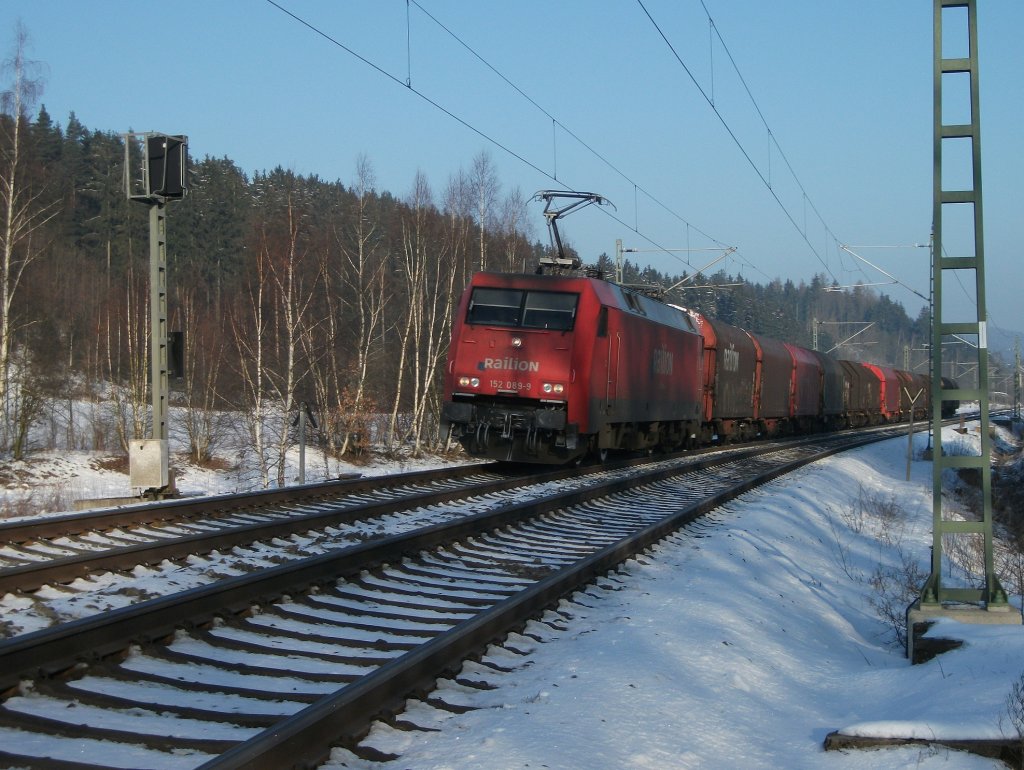 152 089 ist am 30.01.11 mit einem Gterzug bei Halach Richtung Kronach unterwegs.