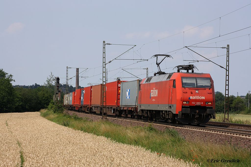 152 089 mit einem Cotainerzug am 12.07.2011 bei Elze.