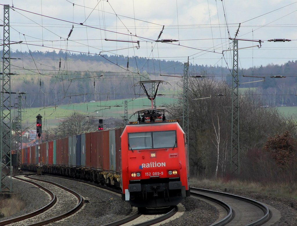 152 089  Railion  mit Containerzug am 12.04.13 in Gtzenhof 