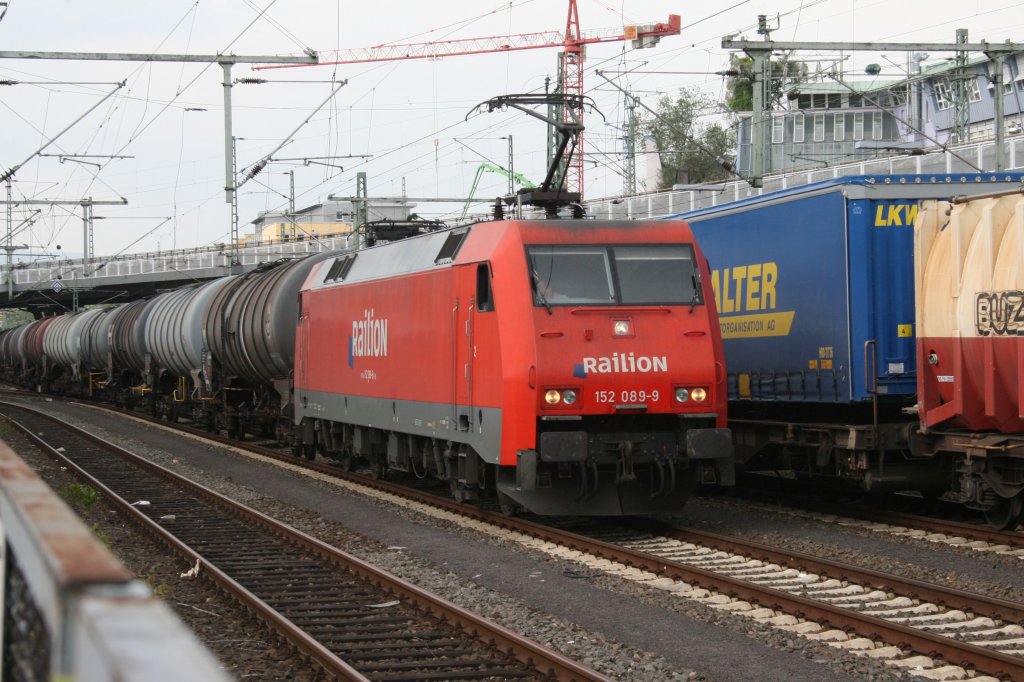 152 089 wartet mit einem Kesselzug am Haken in Frankfurt(West)auf die Weiterfahrt.29.04.2011.