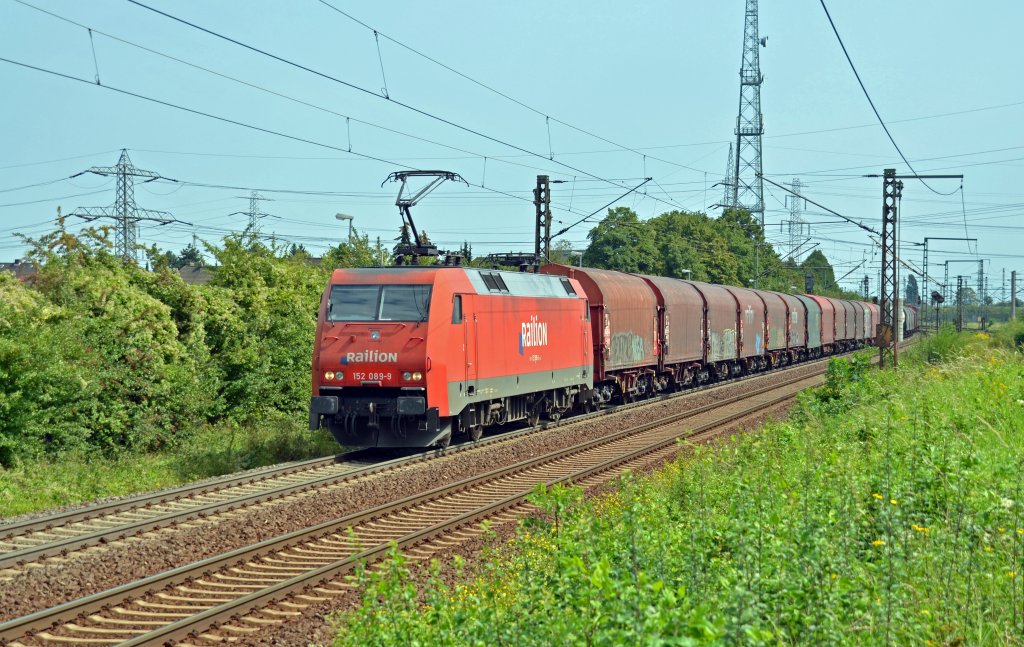152 089 zog am 23.08.11 einen Ganzzug Schiebeplanenwagen durch Ahlten Richtung Hannover.