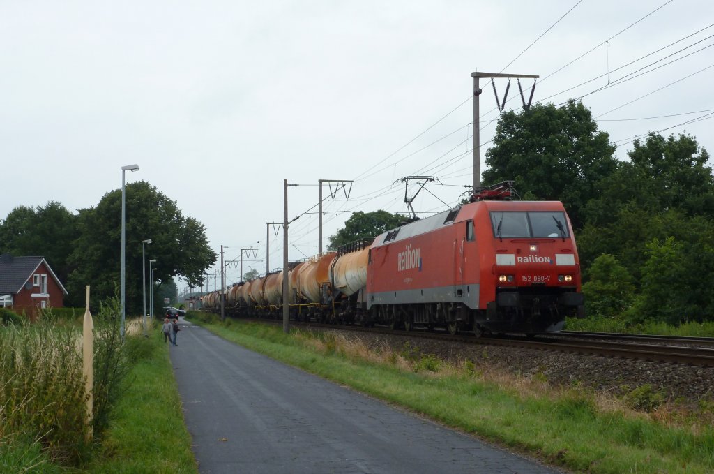 152 090-7 fuhr am 13.07.2012 mit einem Gterzug von Emden nach Osnabrck, hier in Leer.