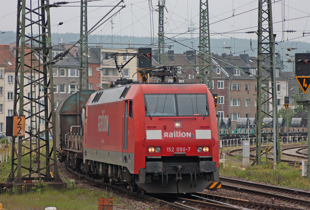 152 090-7 mit einem Gterzug Richtung Kln am Aachener Hbf, 1.6.10