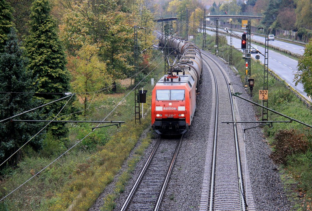 152 090-7 von Railion kommt aus Richtung Kln mit einem Kesselzug und fhrt in Richtung Koblenz. 
Aufgenommen auf der Rechten Rheinstrecke bei Bad-Honnef am Rhein bei Nieselregen am 1.11.2012.
