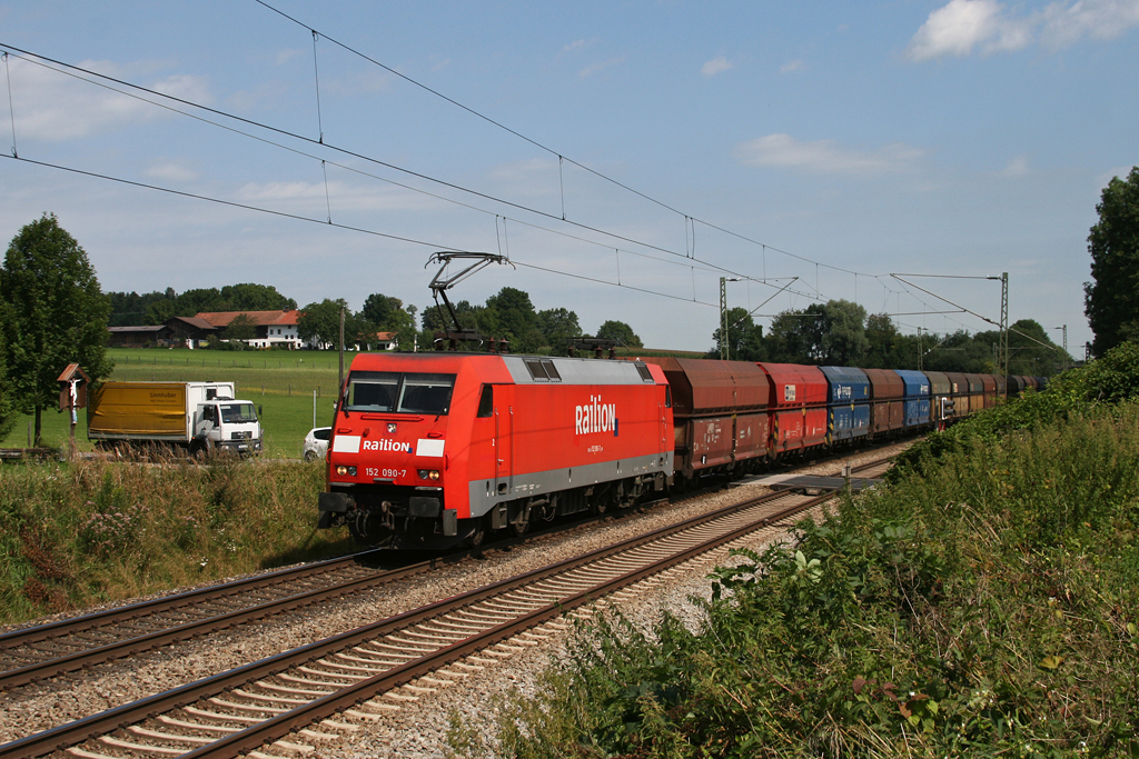 152 090 mit einem Kohlezug am 10.08.2010 bei Gro�karolinenfeld.
