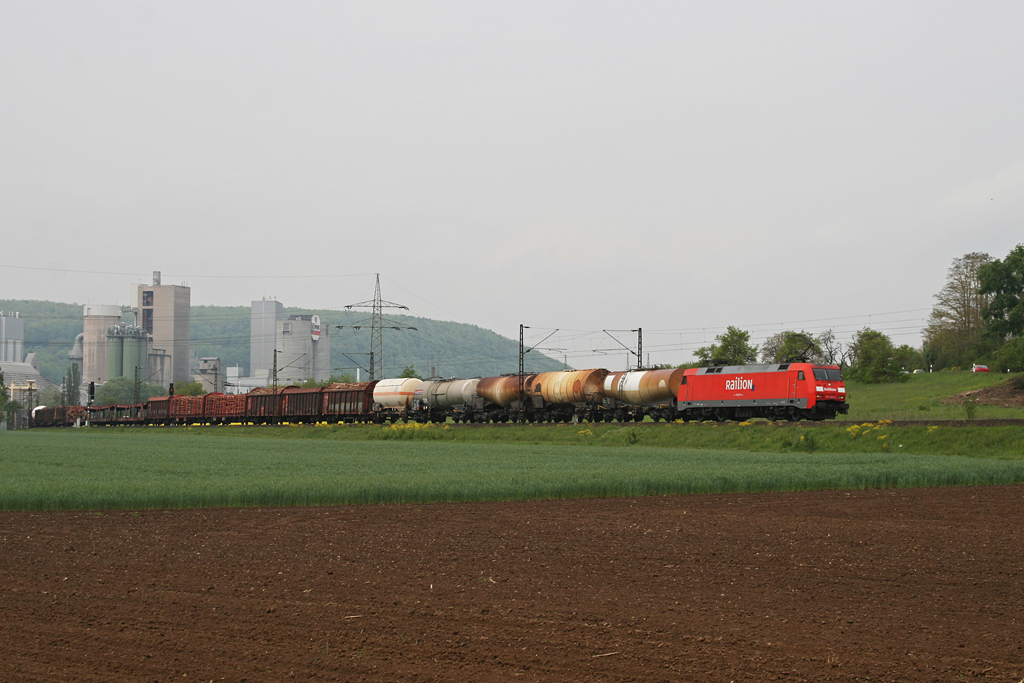 152 091 mit einem gemischten Gterzug am 08.05.2010 bei Karlstadt im Maintal.