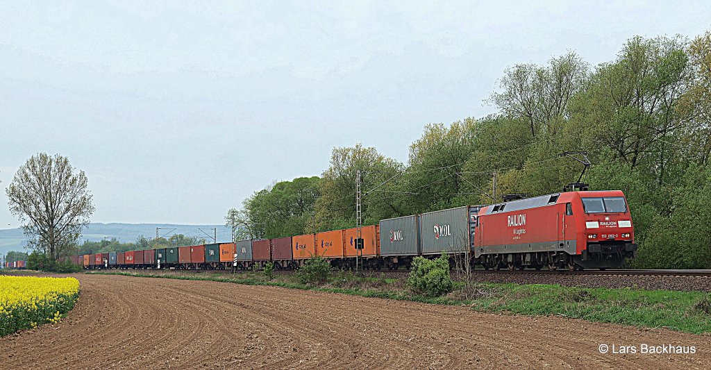 152 092-3 legt sich am 29.04.12 mit einem Containerzug bei Obernjesa in eine leichte Rechtskurve Richtung Gttingen.