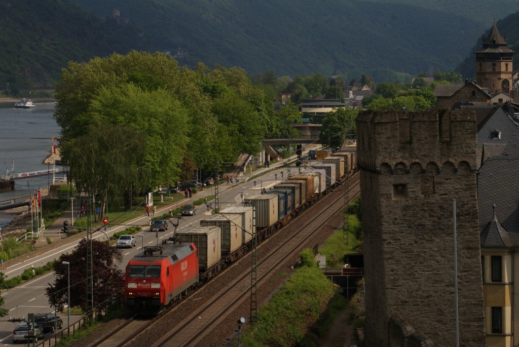 152 092-3 mit einem Containerzug in Oberwesel am 1. Mai 2011