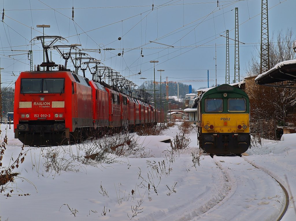 152 092-3 steht am 27.12.2010 vor 11 weiteren E-Loks mit angehobenen Stromabnehmern warm abgestellt in Aachen West. Auf dem Nachbargleis die Class66 PB02 von Ascendos Rail Leasing Sarl aus Luxemburg, die von dem Schweizer Unternehmen Crossrail geleast ist und gleich einen Gterzug nach Montzen ziehen wird.