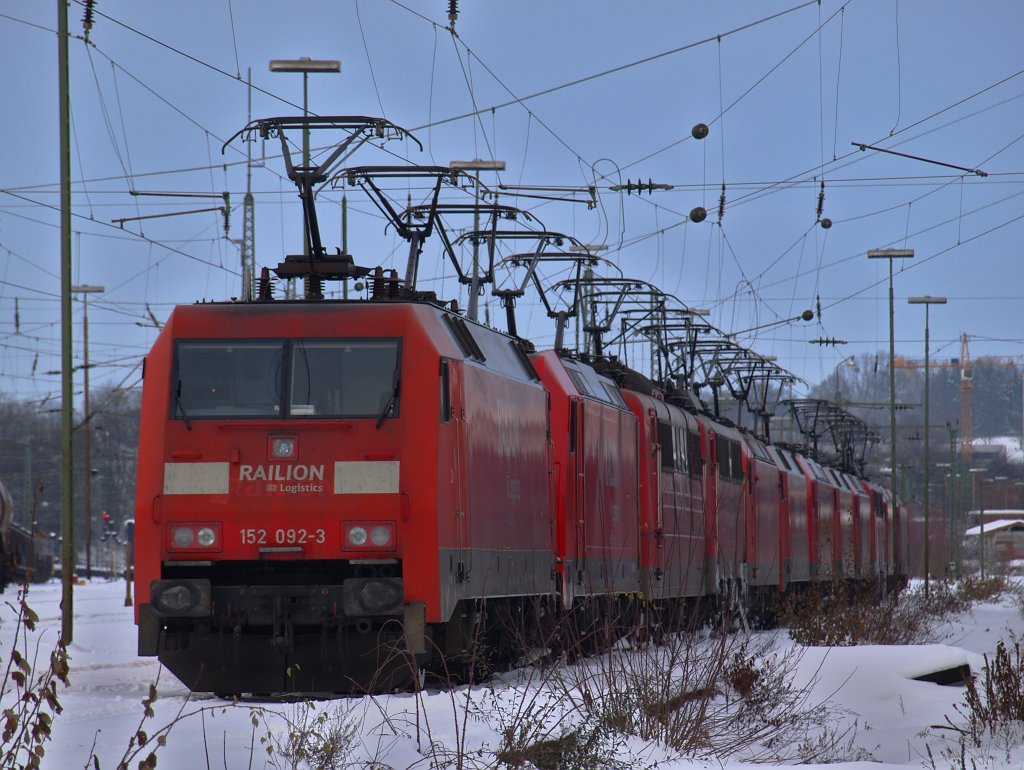 152 092-3 steht am 27.12.2010 vor 11 weiteren E-Loks mit angehobenen Stromabnehmern warm abgestellt in Aachen West.