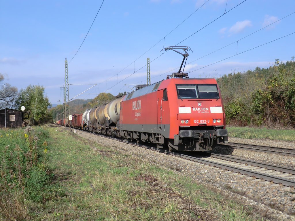 152-092 durchfhrt am 23.10.10 mit einem gemischten Gterzug Gingen (Fils).