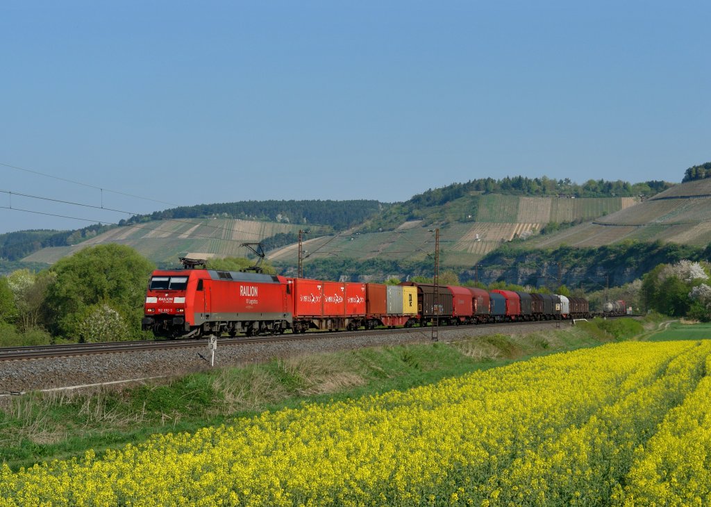 152 092 mit einem Gterzug am 19.04.2011 unterwegs bei Himmelstadt.