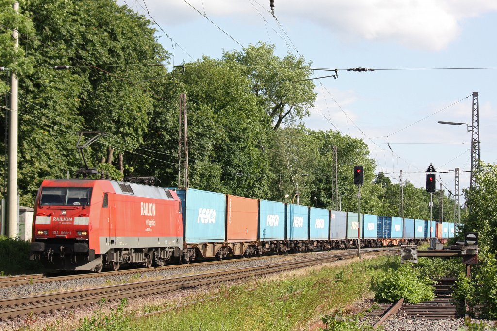 152 093 am 8.6.12 mit einem Containerzug in Ratingen-Lintorf.