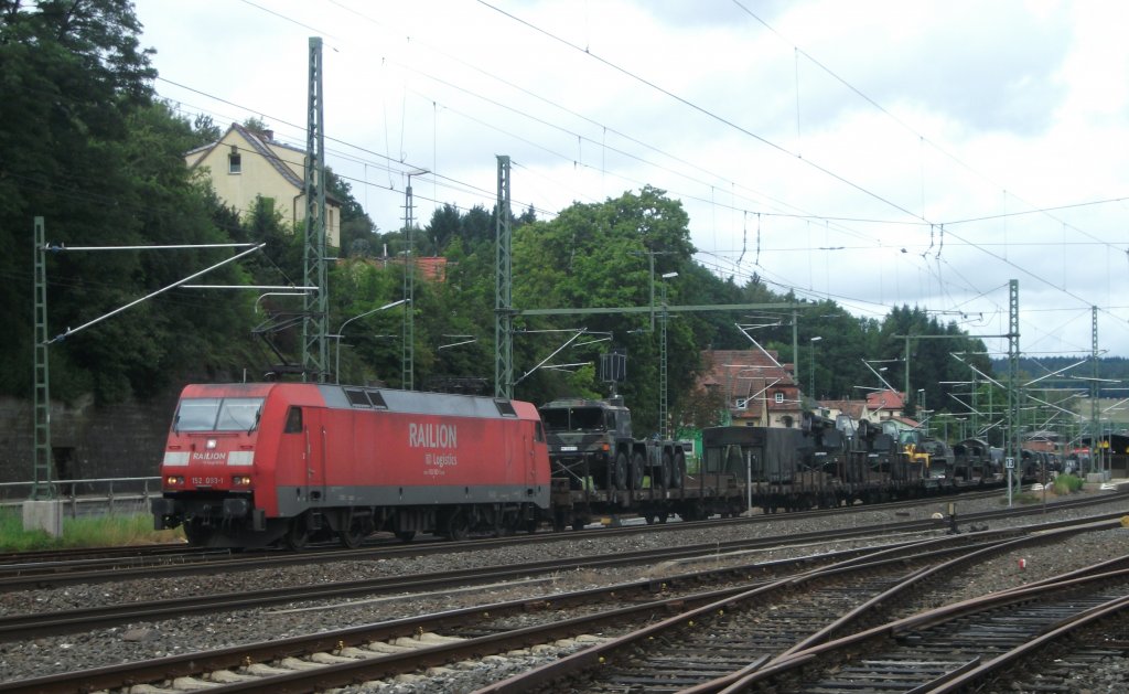 152 093 verlsst am 13.Juli 2012 mit einem Militrzug den Bahnhof Kronach Richtung Lichtenfels.