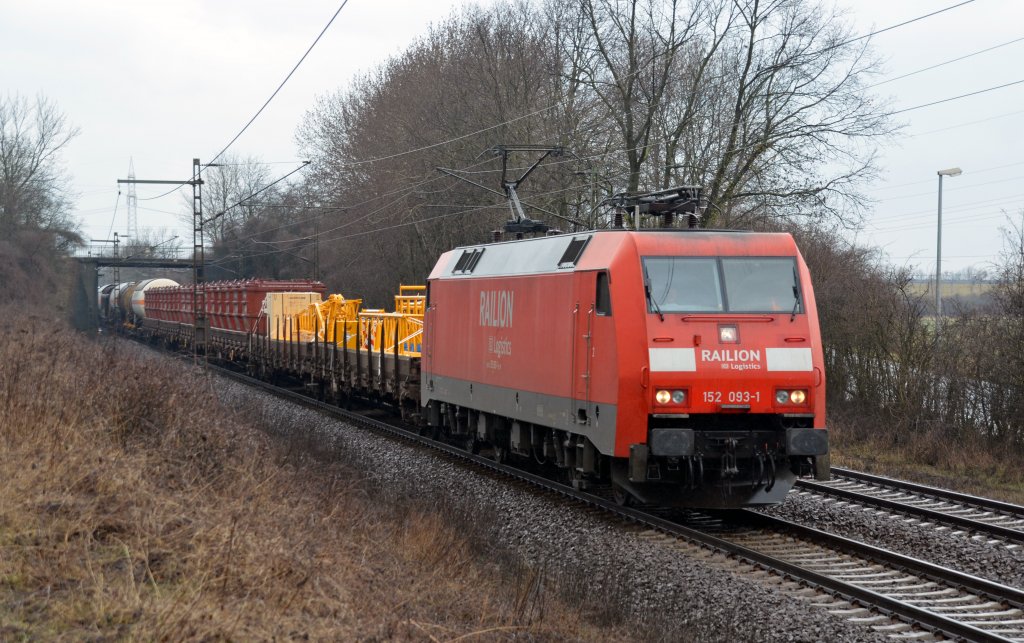 152 093 zog am 11.04.13 einen gemischten Gterzug durch Ahlten Richtung Lehrte.