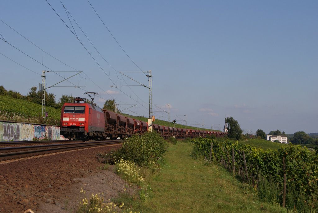 152 094-9 mit einem Schotterzug in Erbach (Rheingau) am 03.09.2011