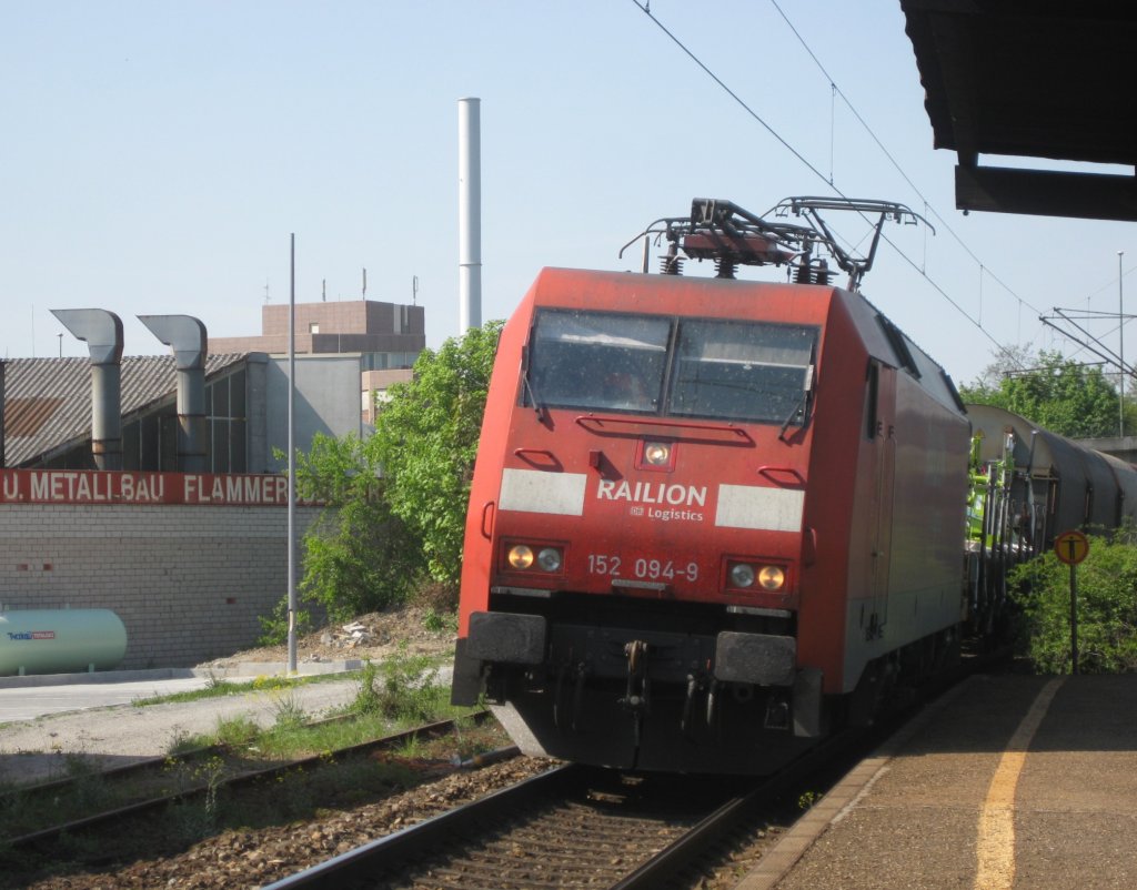 152 094 fuhr am 23.04.11 mit ihrem G�terzug in W�rzburg-Zell ein.