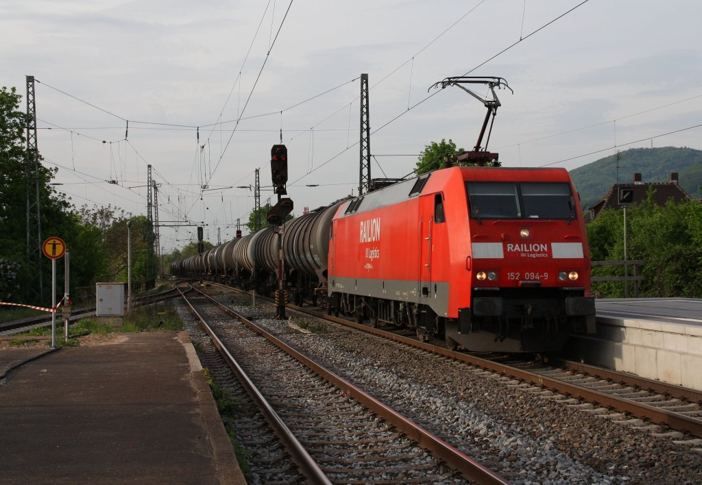 152 094 mit Kesselwagen in Richtung Heidelberg.Am 29.04.10 in Bensheim.