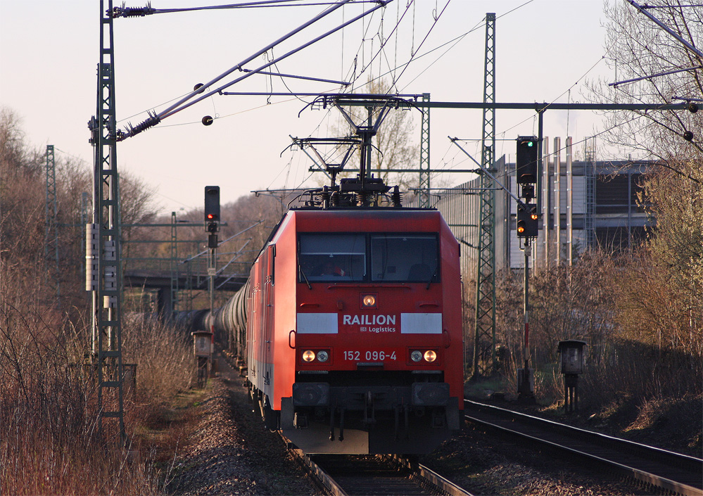 152 096-4 und 152 169-9 mit einem G�terzug Richtung Koblenz bei der Durchfahrt in Bonn-Oberkassel, 20.3.11