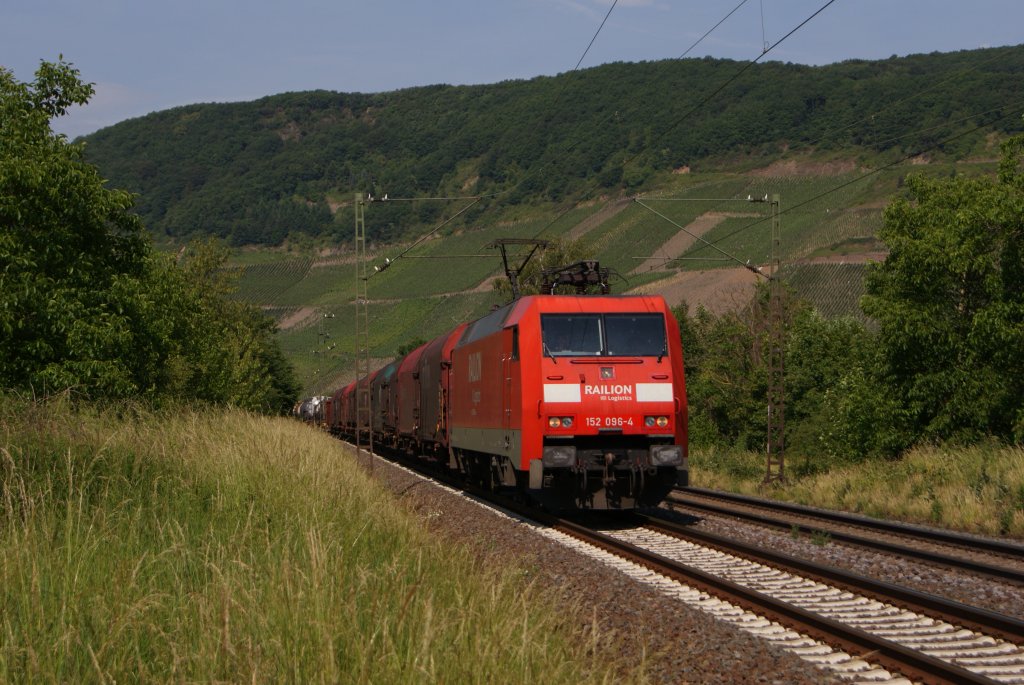 152 096-4 mit einem gemischten Gterzug in Osterspai am 04.06.2011