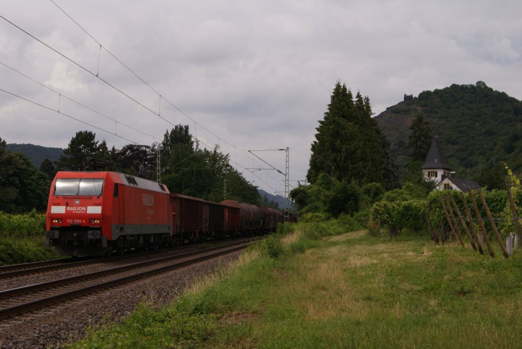 152 096-4 mit einem gemischten Gterzug in Leutesdorf am 02.07.2011