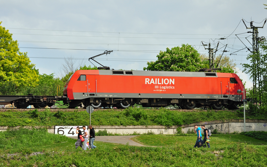 152 096-4 mit Flachwagen unterwegs nach S�den und die Jungs unterhalb unterwegs an den Rhein zum Grillen - Bonn-Oberkassel 21.04.2011