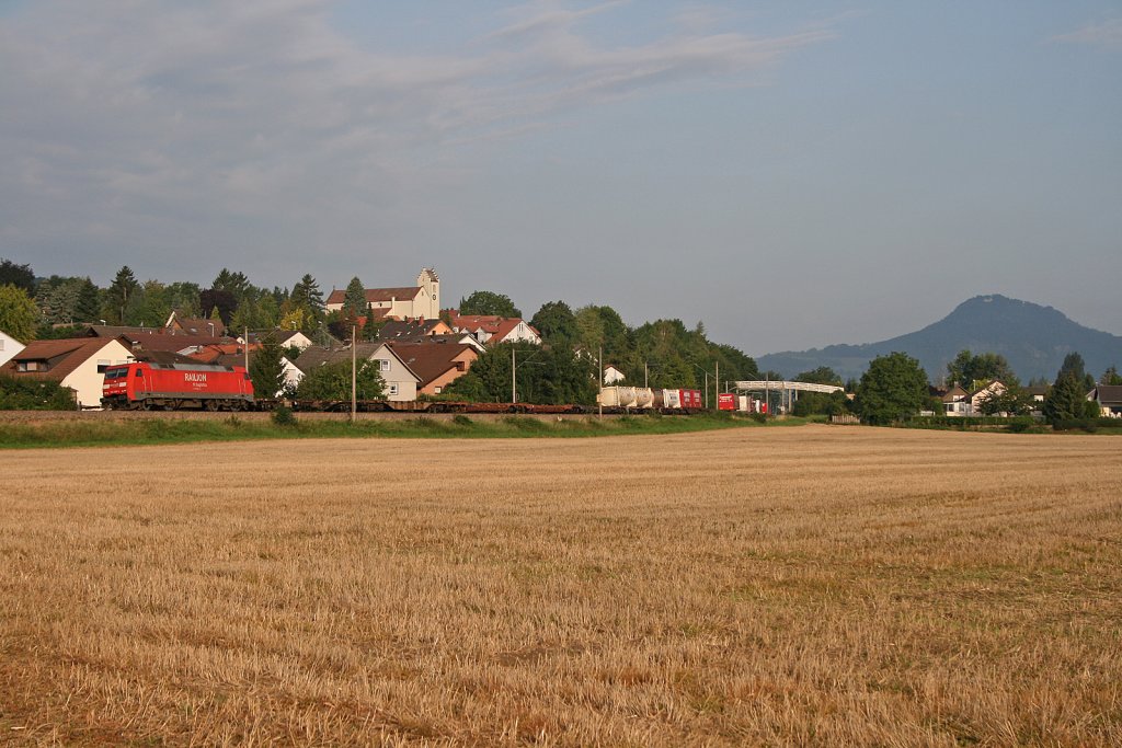 152 096-4 mit IKL 50509 Rheinhausen - Singen(Htw) in M�hlhausen (b.Engen). 20.08.11