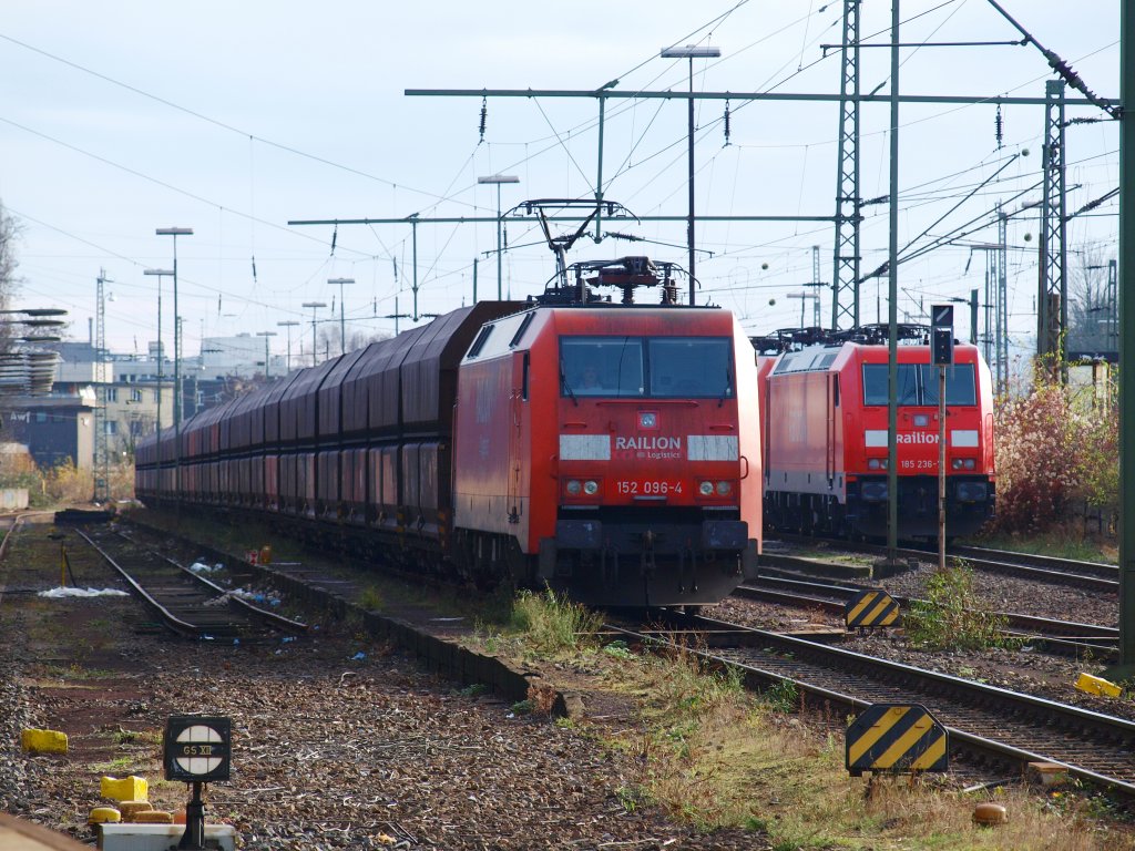 152 096-4 steht in Aachen West mit einem Kohlenzug zur Abfahrt bereit der kurze Zeit vorher von einer Cobra aus Belgien berfhrt wurde.