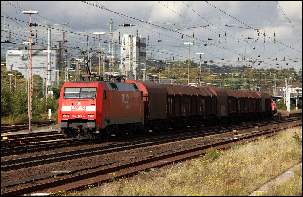 152 096 (9180 6152 096-4 D-DB) hat einen kurzen Gterzug am Haken und ist auf dem Weg nach Hagen-Vorhalle Rbf. Aufgenommen bei der Durchfahrt durch Schwerte(Ruhr). (25.09.2010)