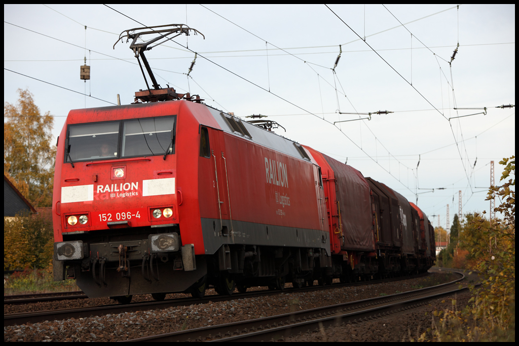 152 096 (9180 6152 096-4 D-DB) hat einen kurzen Coilzug am Haken und bringt ihn nach Hagen-Vorhalle. (Westhoven am 29.10.2010)