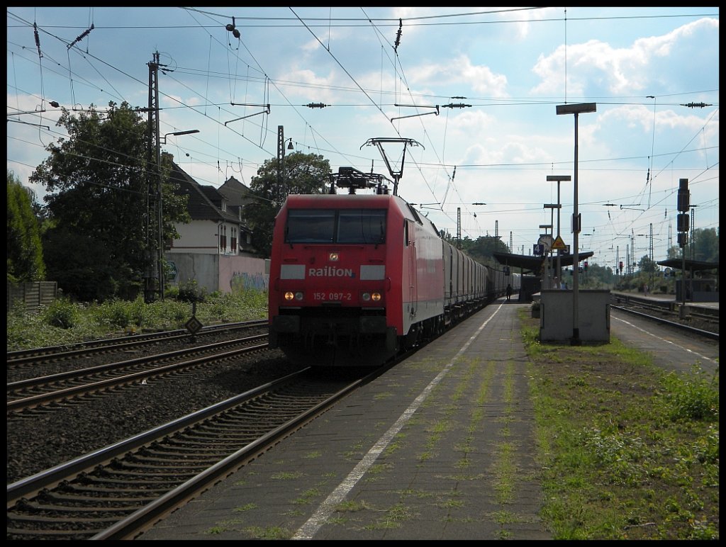 152 097 mit Falns Gz. bei der Durchfahrt durch Duisburg Rheinhausen, 27.07.2010