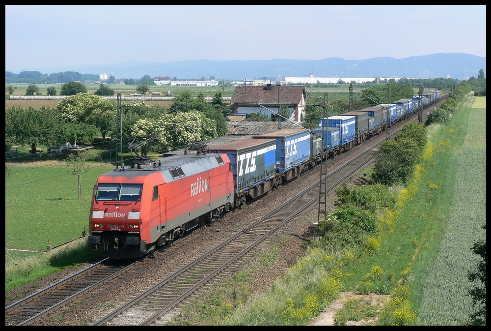 152 097 zieht am 19.5.2007 den TEC 40139 bei Ladenburg Richtung Sden.