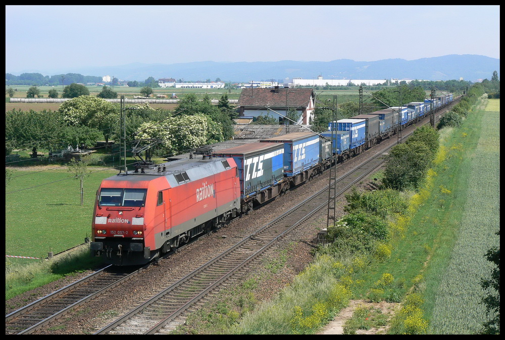 152 097 zieht am 19.5.2007 den TEC 40139 bei Ladenburg Richtung Sden.