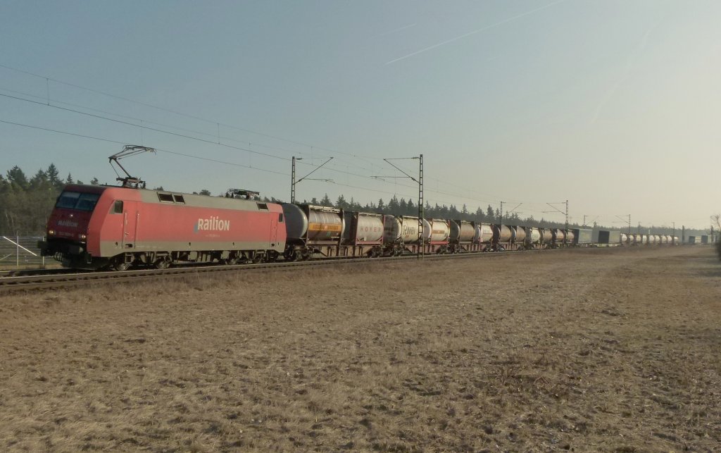 152 098-0 ist mit einem Containerzug am 03.01.2012 bei Waghusel