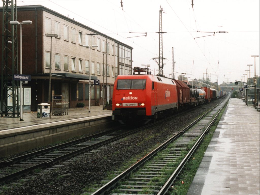 152 098-2 mit einem Gterzug auf Recklinghausen Hauptbahnhof am 28-10-2000. Bild und scan: Date Jan de Vries.