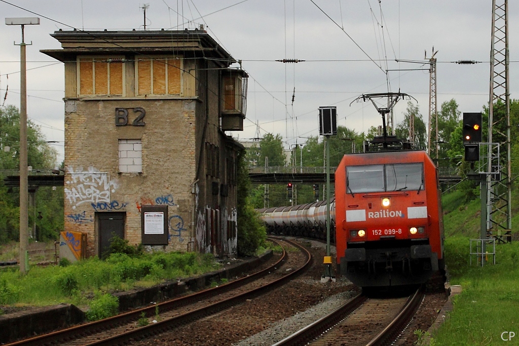 152 099-8 ist am 15.5.2010 mit einem Kesselzug durch Leipzig-Connewitz unterwegs. Links das durch die Umstellung der Strecke auf ESTW nutzlos gewordene ehemalige Stellwerk B-2.