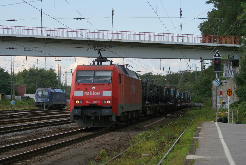 152 099-8 mit einem Militrzug in Duisburg-Entenfang am 04.09.2010