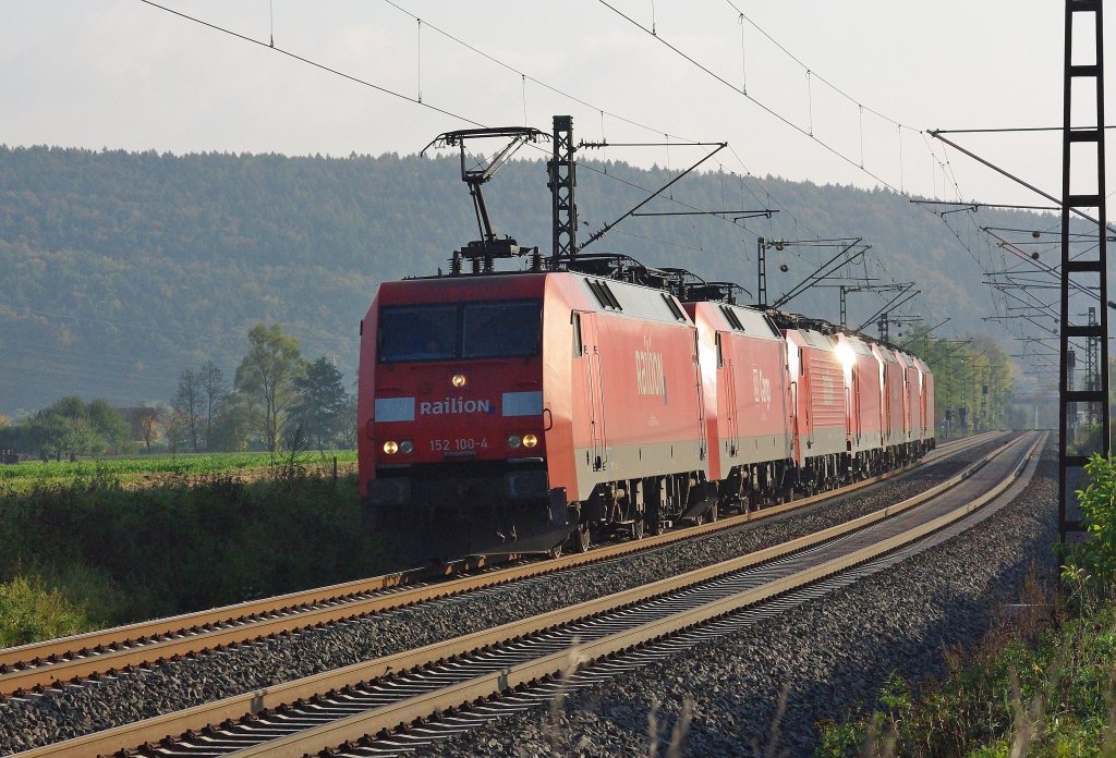 152 100-4 fhrte diesen DB-Lokzug an, der am 17.10.2010 zwischen Mecklar und Friedlos in Richtung Bebra fuhr.